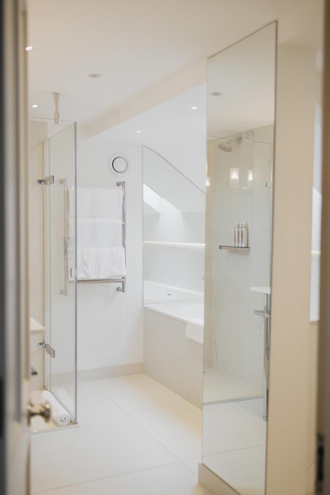 Old Bank Hotel Оксфорд Екстер'єр фото A shower enclosure