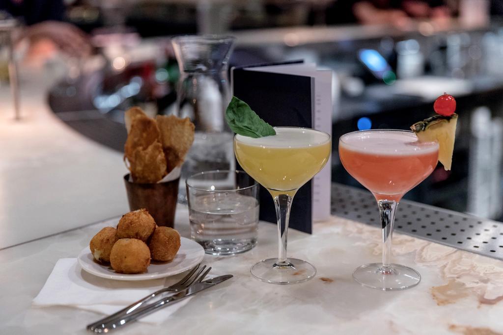 Old Bank Hotel Оксфорд Екстер'єр фото Cocktails at the bar